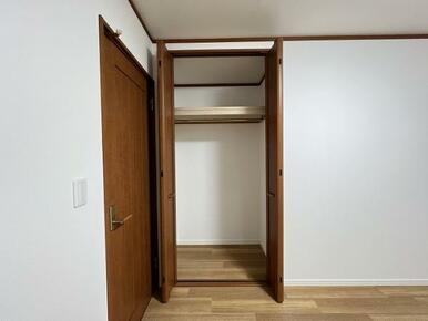 「1階洋室」収納スペースがあります。