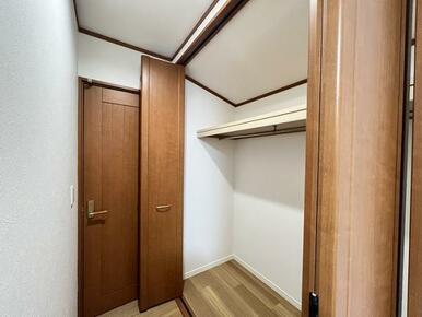「2階東側洋室」大容量の収納です
