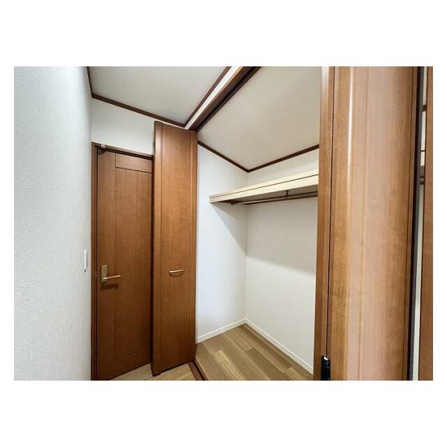 「2階東側洋室」大容量の収納です