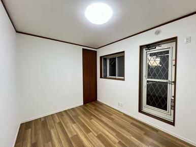 「2階中央洋室」