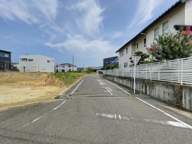 １号地東面道路　幅６ｍのゆったりとした前面道路ですが、交通量が少なく静かな暮らしを実現できます。