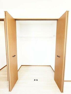 丈の長いコートやワンピースも綺麗に収納！