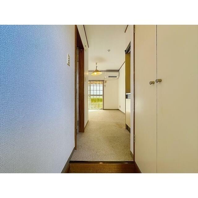 玄関から室内を見た雰囲気です