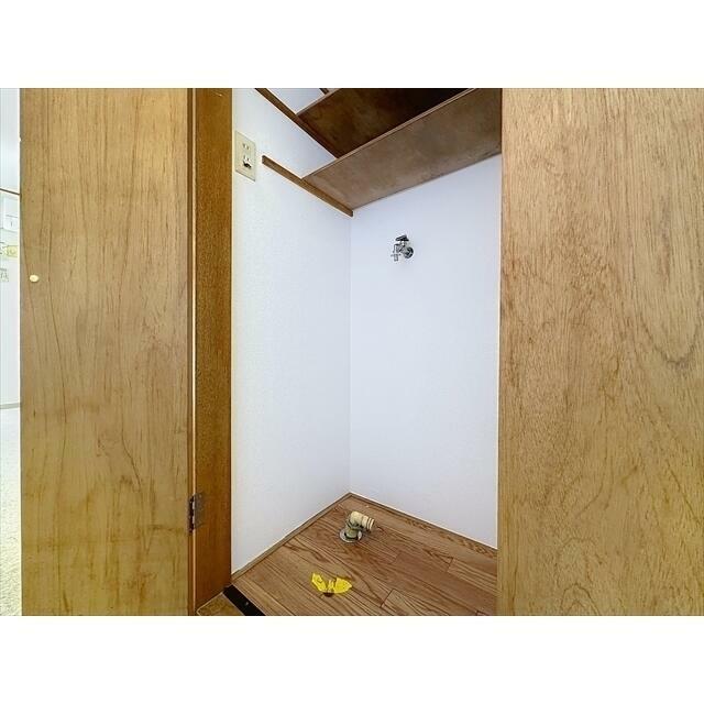 上に棚のある洗濯機置き場