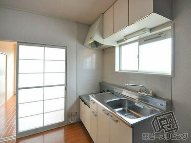 シンクの上には明るい小窓。