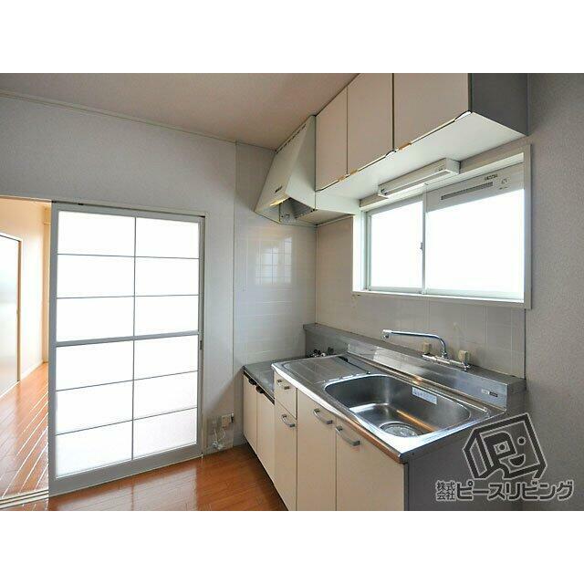 シンクの上には明るい小窓。