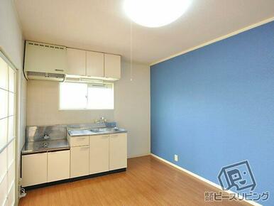 ブルーの壁がキュートです。