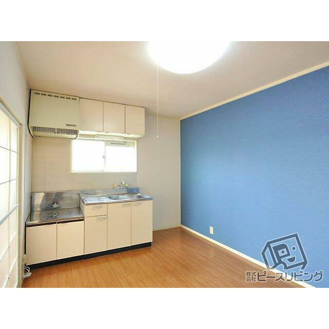 ブルーの壁がキュートです。