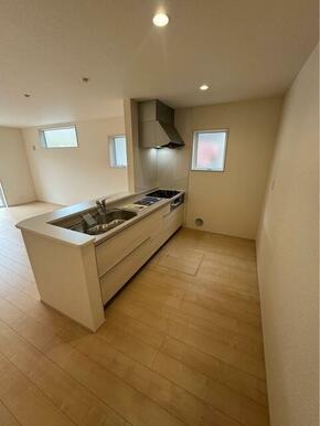 植物やお花で飾って部屋全体の印象を作るのも有り（2号棟）