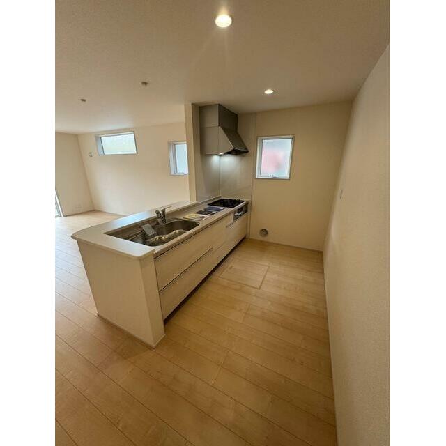 植物やお花で飾って部屋全体の印象を作るのも有り（2号棟）