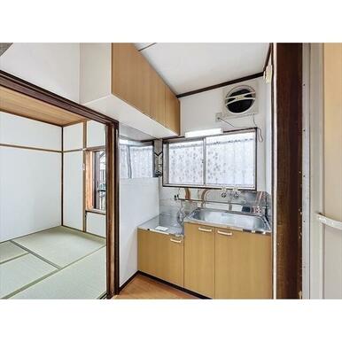 上にも収納棚のあるキッチンです