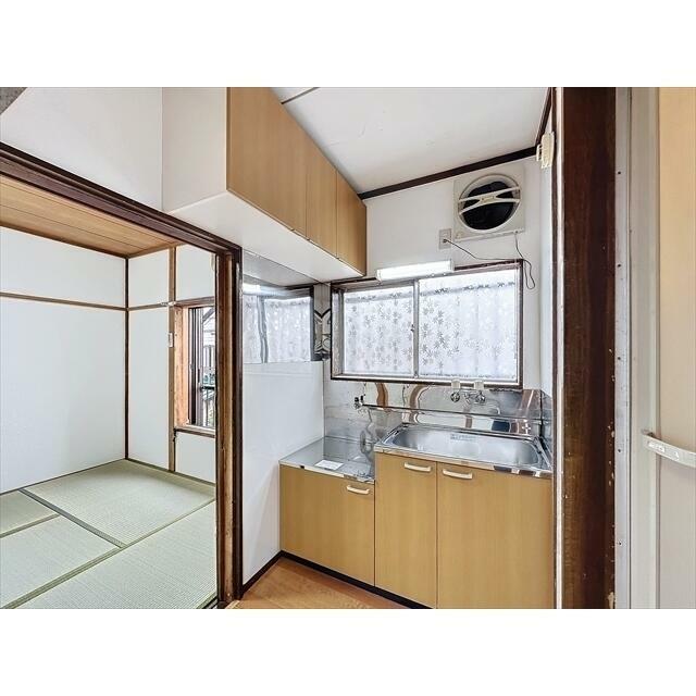 上にも収納棚のあるキッチンです