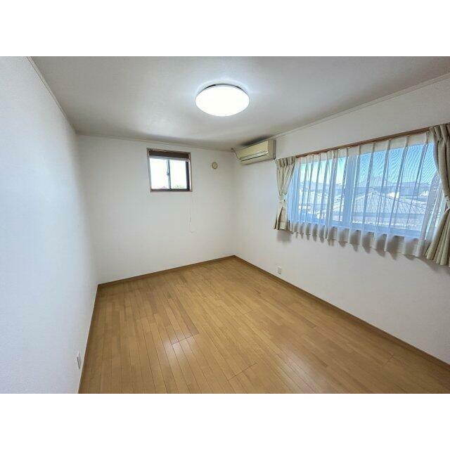 2階北側洋室6畳。クローゼットもあり、お子様のお部屋としてプライベートを確保した環境を提供できます！