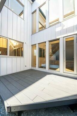 中庭的なテラスは人目が気にならない位置にあるため、BBQやプール遊びなど季節を問わず活躍。