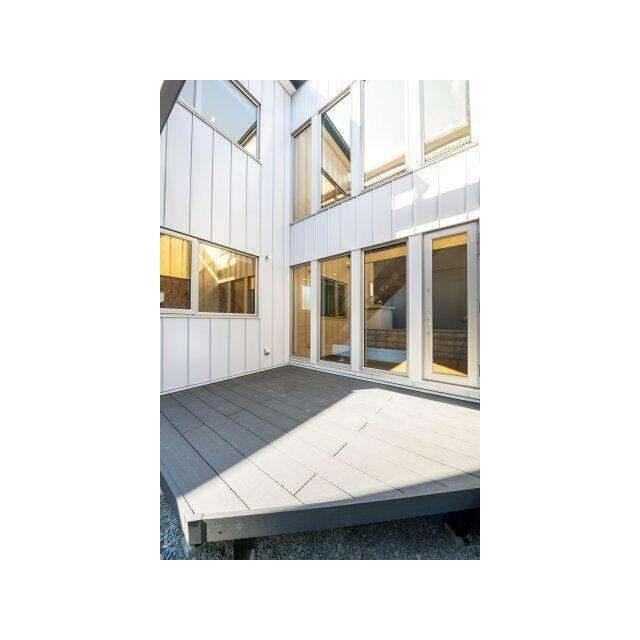 中庭的なテラスは人目が気にならない位置にあるため、BBQやプール遊びなど季節を問わず活躍。