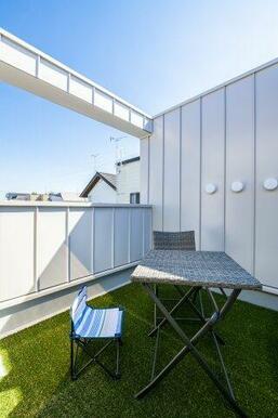 近隣からの視線を遮る縦桟のルーバー。LDKからも視界が抜けるため、テラスも空間の一部として認識されます