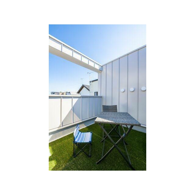 近隣からの視線を遮る縦桟のルーバー。LDKからも視界が抜けるため、テラスも空間の一部として認識されます