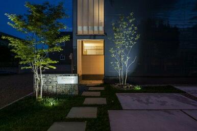 夜は植栽がライトアップされ、モデルハウスらしい奥行きを感じます。