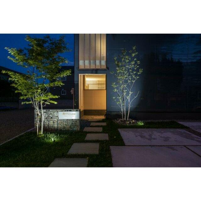 夜は植栽がライトアップされ、モデルハウスらしい奥行きを感じます。