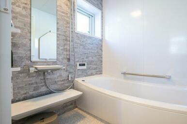 一日の疲れを癒す清潔感あふれるバスルーム。