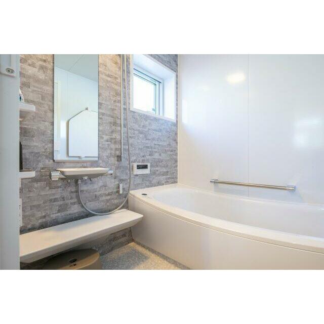 一日の疲れを癒す清潔感あふれるバスルーム。