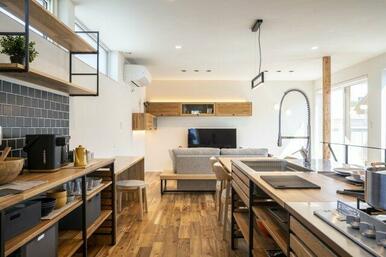 アイランドキッチンからは畳スペース、ルーフテラス、リビング全体が見渡せます。