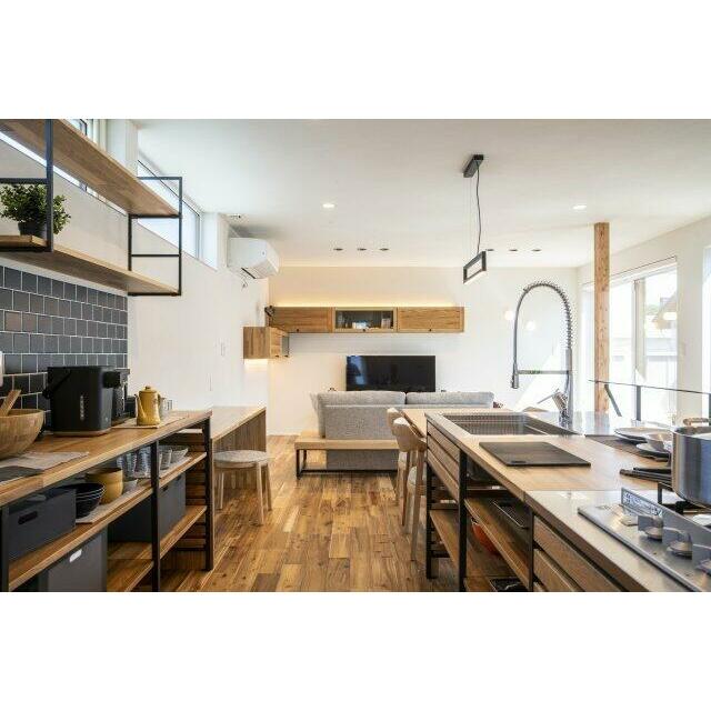 アイランドキッチンからは畳スペース、ルーフテラス、リビング全体が見渡せます。