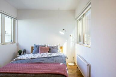 テラス側と南東側に窓を設計。テラスと隣接していることで面積以上の広がりを感じられます。