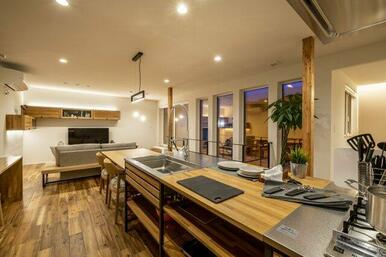 夜はダウンライトの調光が家族団らんを優しく照らします。