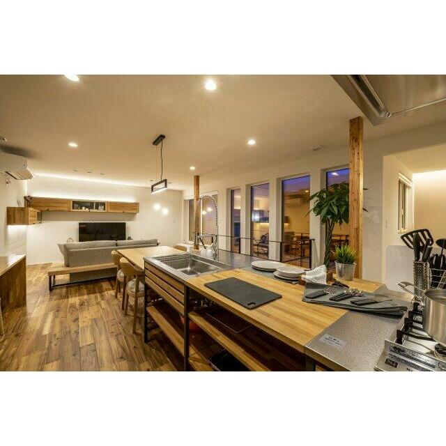 夜はダウンライトの調光が家族団らんを優しく照らします。