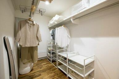 ランドリースペースからの動線も良く、家族全員の衣類を収納できる大容量なファミリークローゼット。