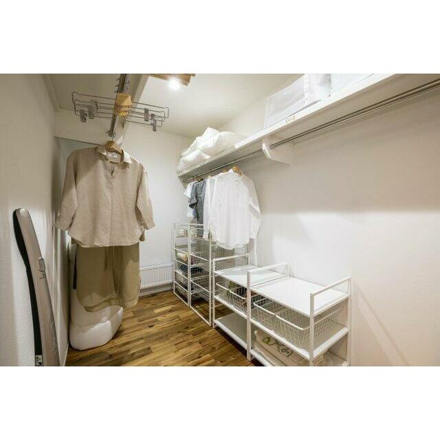 ランドリースペースからの動線も良く、家族全員の衣類を収納できる大容量なファミリークローゼット。