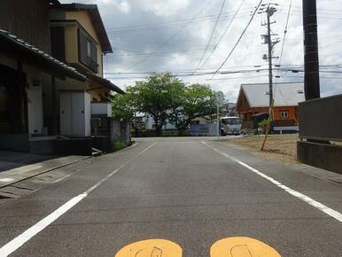 南東に面している道路。道路幅員約６ｍ。東→西。