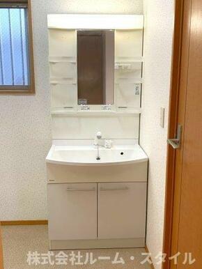 清潔感のあるホワイトベースの洗面室