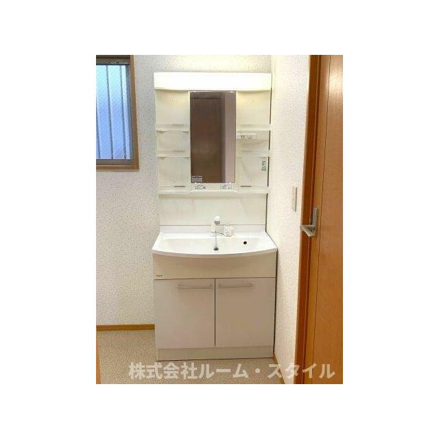 清潔感のあるホワイトベースの洗面室