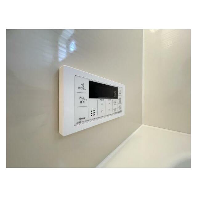 ボタンひとつでお湯張りや追い焚き、温度調整までしてくれる便利なオートバス機能付き！