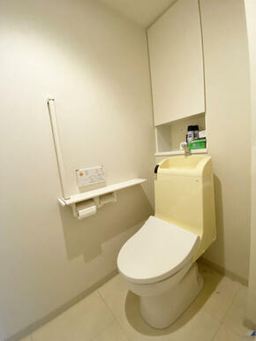 トイレットペーパーの収納をすっきりできる棚と、手摺り・ダブルフォルダー付きのトイレです。