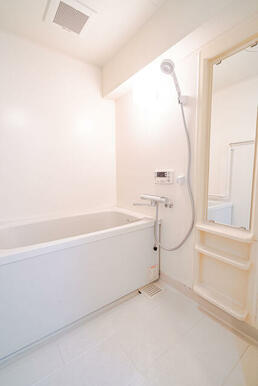 ホワイトカラーの清潔感のある浴室