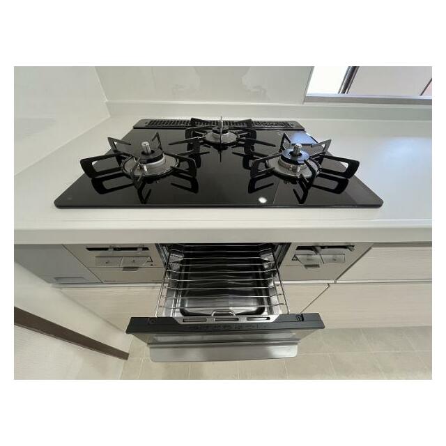 「キッチン」新品交換済み。3口コンロでグリル付きです。