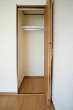 収納はクローゼット仕様なので、整理整頓はかどります☆