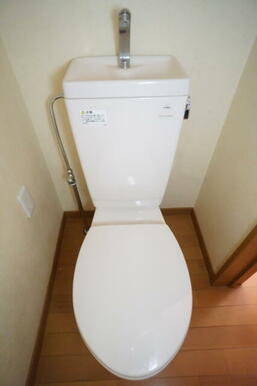 白を基調とした空間で清潔感のあるトイレです♪