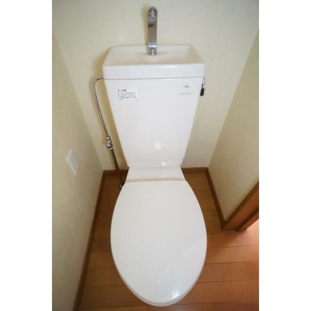 白を基調とした空間で清潔感のあるトイレです♪