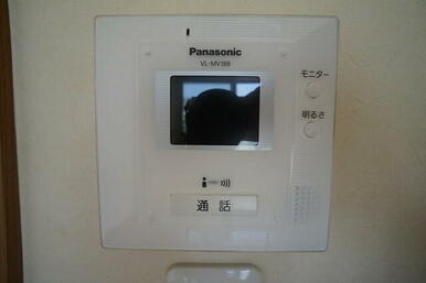 映像で来訪者確認ができる、ＴＶモニタ付インターホン付き◎