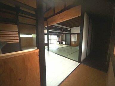 玄関部分からLDK方向を見た写真です
