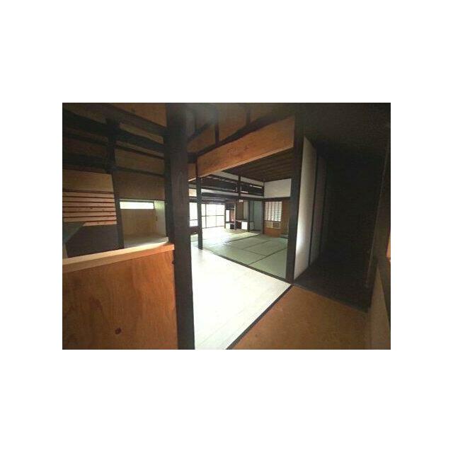 玄関部分からLDK方向を見た写真です
