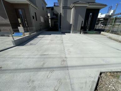 カースペース2台！並列駐車もできます♪