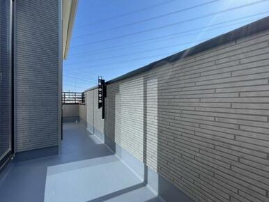 2部屋から行き来できる続きバルコニー！洗濯物や布団が干せる十分な広さです＾＾