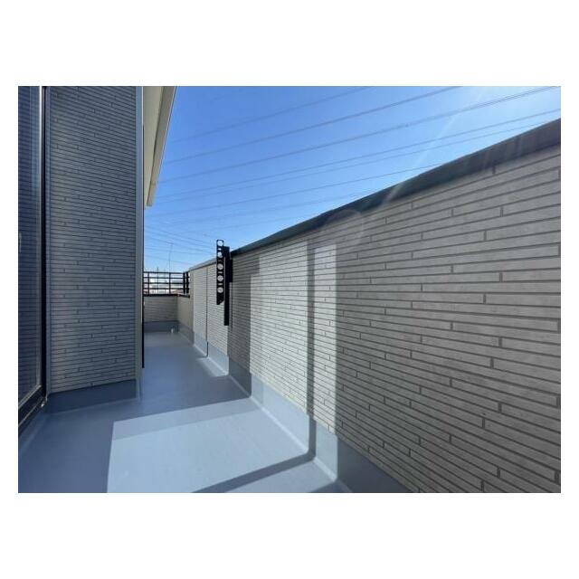 2部屋から行き来できる続きバルコニー！洗濯物や布団が干せる十分な広さです＾＾