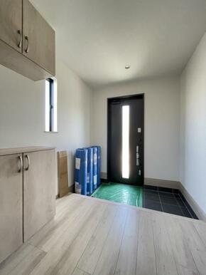 玄関を広く利用できるようシューズクローゼットを完備。ご家族みんなの靴をスッキリ収納できます！