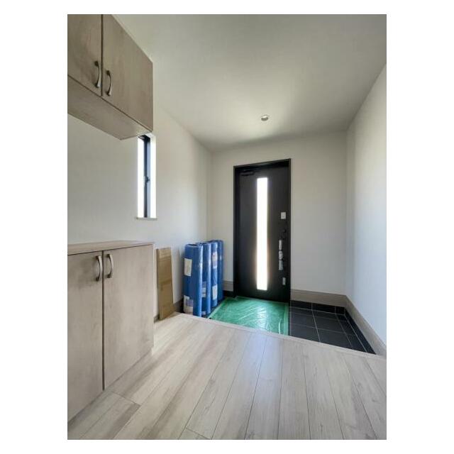 玄関を広く利用できるようシューズクローゼットを完備。ご家族みんなの靴をスッキリ収納できます！